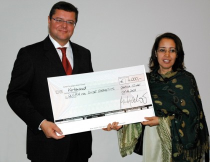 Scheckuebergabe Wilde Tag Am Wilde Tag, den 7. November 2009, überreichte Michael Kalow, Geschäftsführer der Wilde Cosmetics GmbH, an Fatima Amehri, der Präsidentin der UCFA aus Marokko, den Spenenscheck über 4.000 Euro