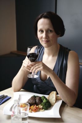 diaet Gründe für den Diätfrust sind oft unrealistisch gesetzte Abnehmziele oder einseitige Speisepläne. So soll auch eine spontane Restauranteinladung selbstverständlich bleiben. Foto: djd/Weight Watchers
