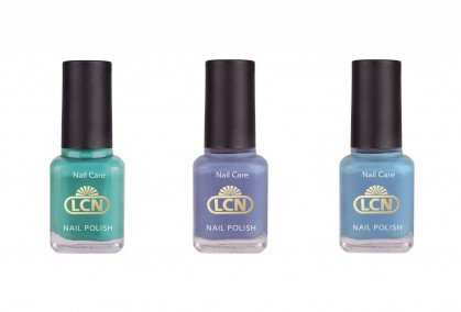 Limited Edition: LCN Underwater Love Nail Polishes Die Farben des Meeres hat LCN jetzt mit der Limited Edition Underwater Love aufgegriffen und präsentiert die drei faszinierenden Farbtöne caribbean sea, ein leuchtendes Türkisgrün, lilac coral, ein dezentes Violett, und underwater love, ein frisches Mittelblau.