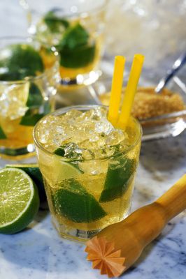 caipirinha Die Frische grüner Limetten verleiht vielen Cocktails ihre typische Note. (Foto: djd/BSI)