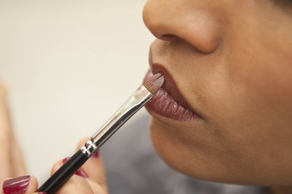 Pinsel auftragen und die Lippen damit ausfüllen