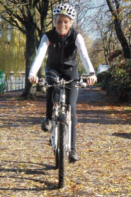 Schlaue Köpfe fahren (mit Helm) öfter mal mit dem Fahrrad zur Arbeit und haben so ihr Sportprogramm schon erledigt. Foto: djd/Basica Sport