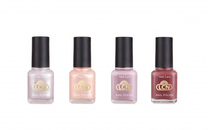 LCN Nail Polishes "Romance" Die Farben von Lipgloss und Lipsticks harmonieren hervorragend mit den LCN Nail Polishes Romance. Die Farbnuancen love reflection, ein beeriges Violett, lovely lilac, ein transparent schimmerndes Lila mit Perlmutteffekt, pearly rose, ein anmutiger Rosaton, oder die zarte Fliedervariante magnificent mauve perfektionieren den romantischen Look. (UVP: je 9,80 Euro)