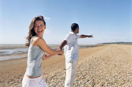 strand Im Sommerurlaub kann man sich einmal wieder richtig Zeit füreinander nehmen. Foto: djd/OeKolp
