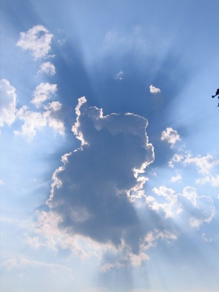 sonnenstrahlen sonnenstrahlen krone um die wolken